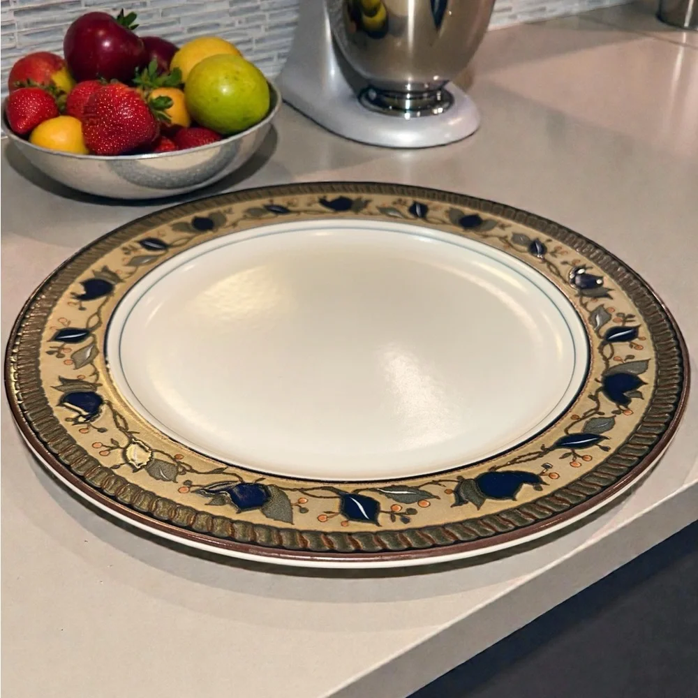 NWOB Mikasa Intaglio Arabella CAC 01 Chop Plate Serving Platter 12.75